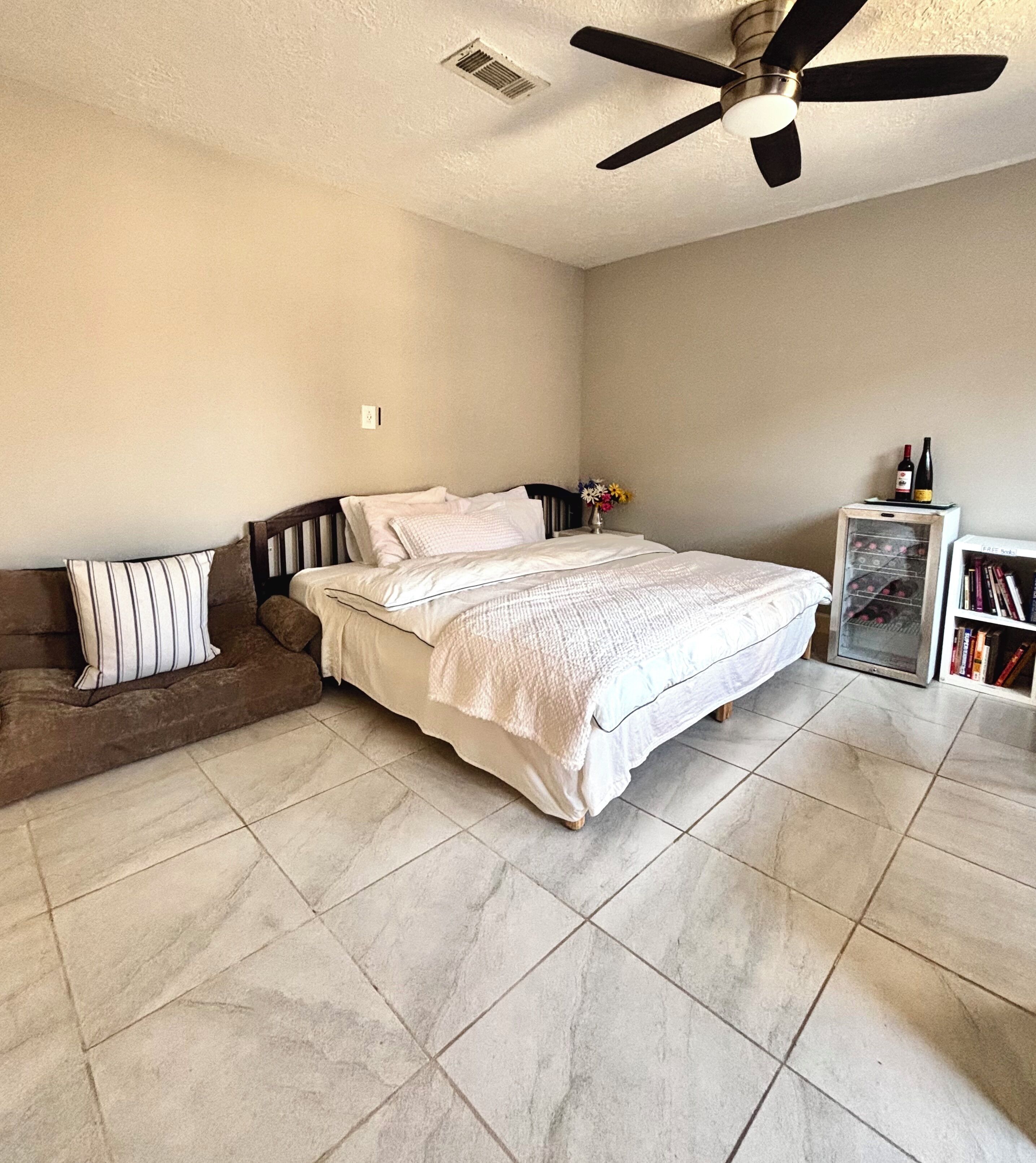 2 bedrooms, iron/ironing board, internet, bed sheets