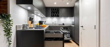 Kühlschrank, Mikrowelle, Ofen, Herdplatte