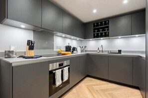 冷蔵庫、電子レンジ、オーブン、コンロ