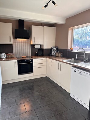 House | Private kitchen | Fridge, microwave, oven, stovetop - Everythings Cosy at Clucas (Ormskirk)