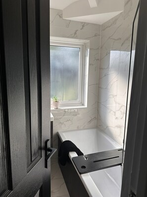House | Bathroom | Combined shower/tub, deep soaking tub, free toiletries, hair dryer