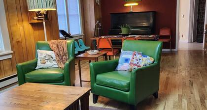 The Woodshed - charming 3 bdrm/1 bath bungalow in Enterprise