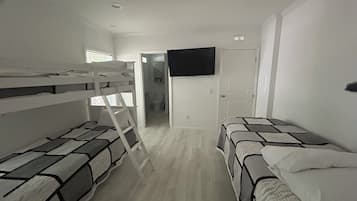 2 slaapkamers, een strijkplank/strijkijzer, wifi, beddengoed