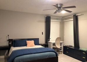2 habitaciones, escritorio y tabla de planchar con plancha 