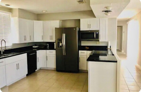 Kjøleskap, mikrobølgeovn, ovn og kokeplater