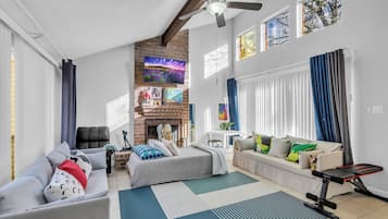 TV connectée, livres, écrans d'ordinateur