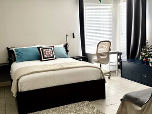 2 dormitorios, escritorio, tabla de planchar con plancha y cuna de viaje