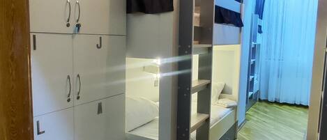 5 chambres, fer et planche à repasser, Wi-Fi, draps fournis