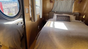 1 habitación, escritorio, tabla de planchar con plancha y wifi