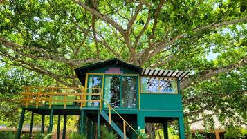 Deluxe Tree House, Balcony, River View | Free WiFi, bed sheets