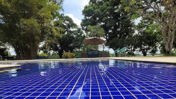 2 albercas al aire libre