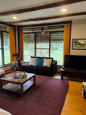 Deluxe Room, Garden View | Living area | 40-inch LED TV with satellite channels - Hato San Pablo (Orocue)