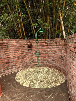 Quarto, vista para o jardim | Banheiro | Produtos de toalete grátis, secador de cabelo, toalhas de banho