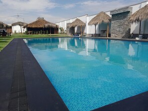 Outdoor pool - HOTEL KENDARI (Grocio Prado)