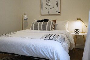 1 bedroom, desk, iron/ironing board, WiFi - Modern 1BR in Wortley Village+ Wi-Fi +Washer&Dryer (London)