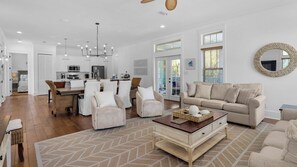 Casa, varias camas, patio, vista al jardín (The Cake Cottage) | Área de sala de estar | Televisión de pantalla plana de 42 pulgadas con canales digitales 