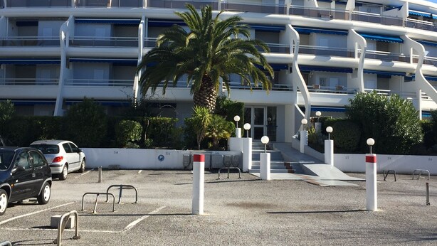 A modern building with a sign reading "TAHITI". - Rent apartment in la grande Motte, couchant district with air conditioning (La Grande-Motte)