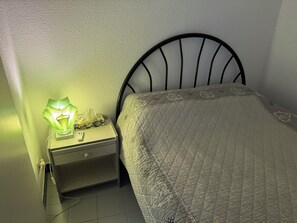 1 makuuhuone, silitysrauta/-lauta