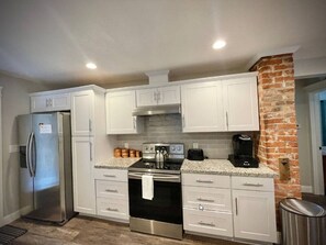 Private kitchen - LadyFace Cottage: close to Magnolia & Baylor! (Waco)