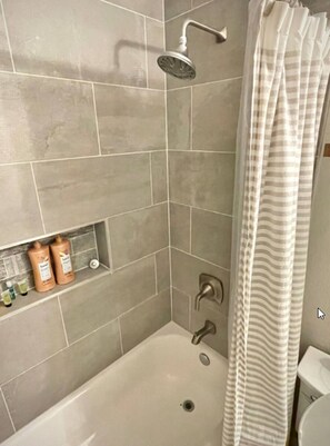 Shower, hair dryer, towels, soap - LadyFace Cottage: close to Magnolia & Baylor! (Waco)