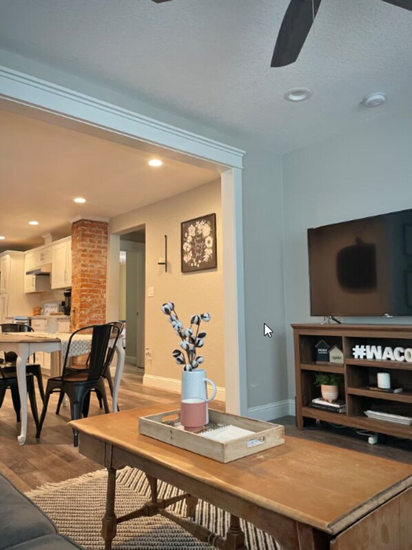 Living area - LadyFace Cottage: close to Magnolia & Baylor! (Waco)