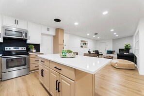 Kjøleskap, mikrobølgeovn, ovn og kokeplater