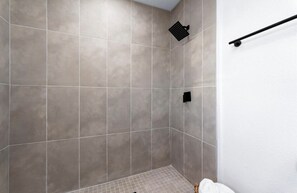 Douche, sèche-cheveux, serviettes fournies, savon