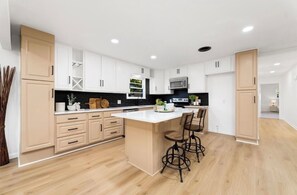 Réfrigérateur, four à micro-ondes, un four, surface de cuisson