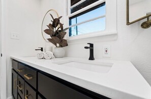 Douche, sèche-cheveux, serviettes fournies, savon