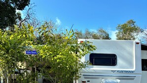 A Fleetwood RV parked in a campsite with a sign reading "Kittery Beach". - Cozy 1-bedroom mobile home with AC, WiFi in enchanting Key Largo (Key Largo)