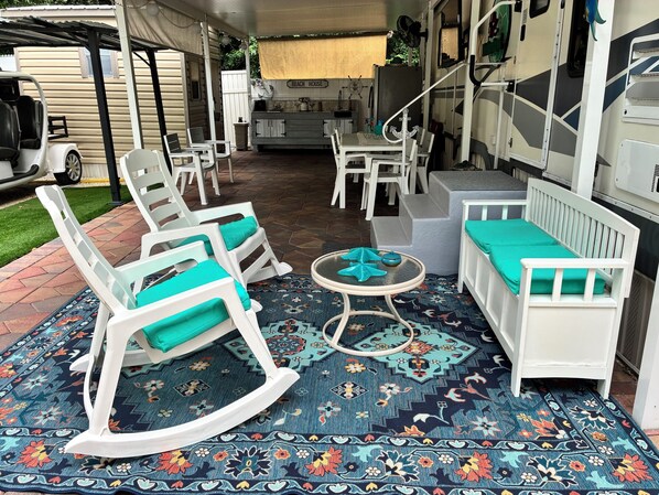 Outdoor dining - Cozy 1-bedroom mobile home with AC, WiFi in enchanting Key Largo (Key Largo)