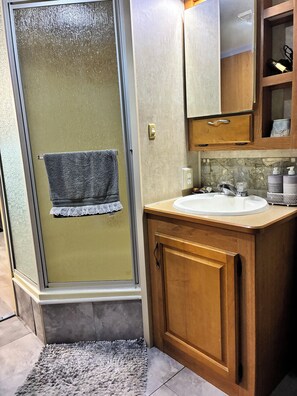 吹风机、毛巾、肥皂、洗发水