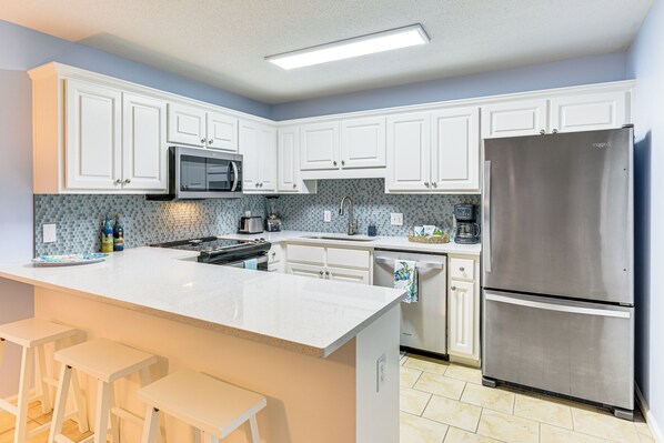 Kühlschrank, Mikrowelle, Herdplatte, Geschirrspüler