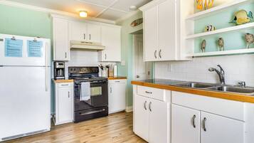 Four à micro-ondes, surface de cuisson, lave-vaisselle