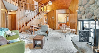 Near Canandaigua Lake: Retro Cabin w/ Deck & Views