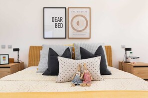 3 bedrooms, desk, iron/ironing board, free WiFi
