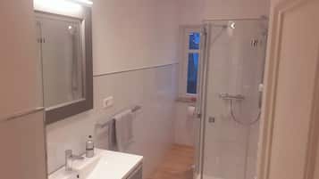 Dusche, Haartrockner, Handtücher, Toilettenpapier