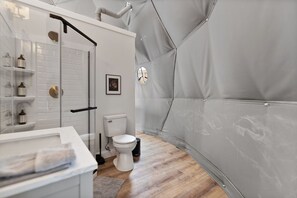 Sèche-cheveux, serviettes fournies, savon, papier toilette