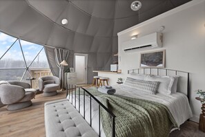 1 habitación, tabla de planchar con plancha y cuna de viaje 