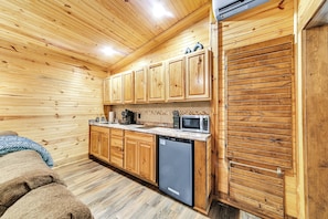 Fridge, microwave, stovetop, coffee/tea maker - Pam's Treehouse Cabin #2 (Hot Springs)