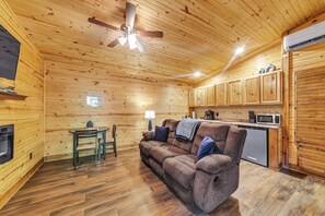 Smart TV, fireplace - Pam's Treehouse Cabin #2 (Hot Springs)