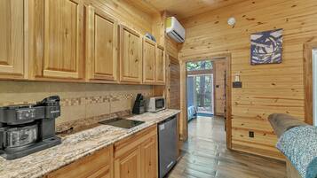 Réfrigérateur, four à micro-ondes, surface de cuisson, cafetière-théière