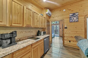 Fridge, microwave, stovetop, coffee/tea maker - Pam's Treehouse Cabin #2 (Hot Springs)