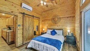 1 bedroom, iron/ironing board, WiFi (free), bed sheets - Pam's Treehouse Cabin #2-Your wonderful treehouse getaway...right on a creek! (Hot Springs)