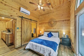 1 bedroom, iron/ironing board, free WiFi, bed sheets - Pam's Treehouse Cabin #2 (Hot Springs)