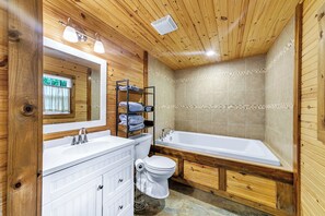 Jetted bath, hair dryer, towels, soap - Pam's Treehouse Cabin #2 (Hot Springs)