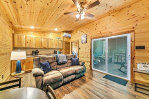 Smart TV, fireplace - Pam's Treehouse Cabin #2 (Hot Springs)