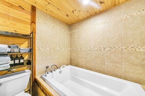 Jetted bath, hair dryer, towels, soap - Pam's Treehouse Cabin #2 (Hot Springs)