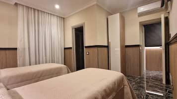 Double Room, 2 Twin Beds | Desk, free WiFi