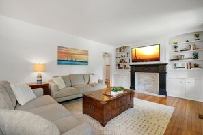 Smart-TV, DVD-spiller, bøker og filmbibliotek